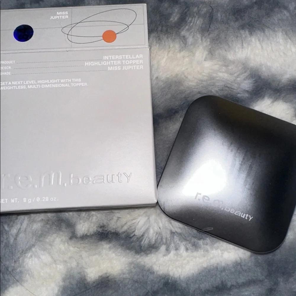 r.e.m. Beauty Highlighter in Miss Jupiter NEW - Picture 3 of 3